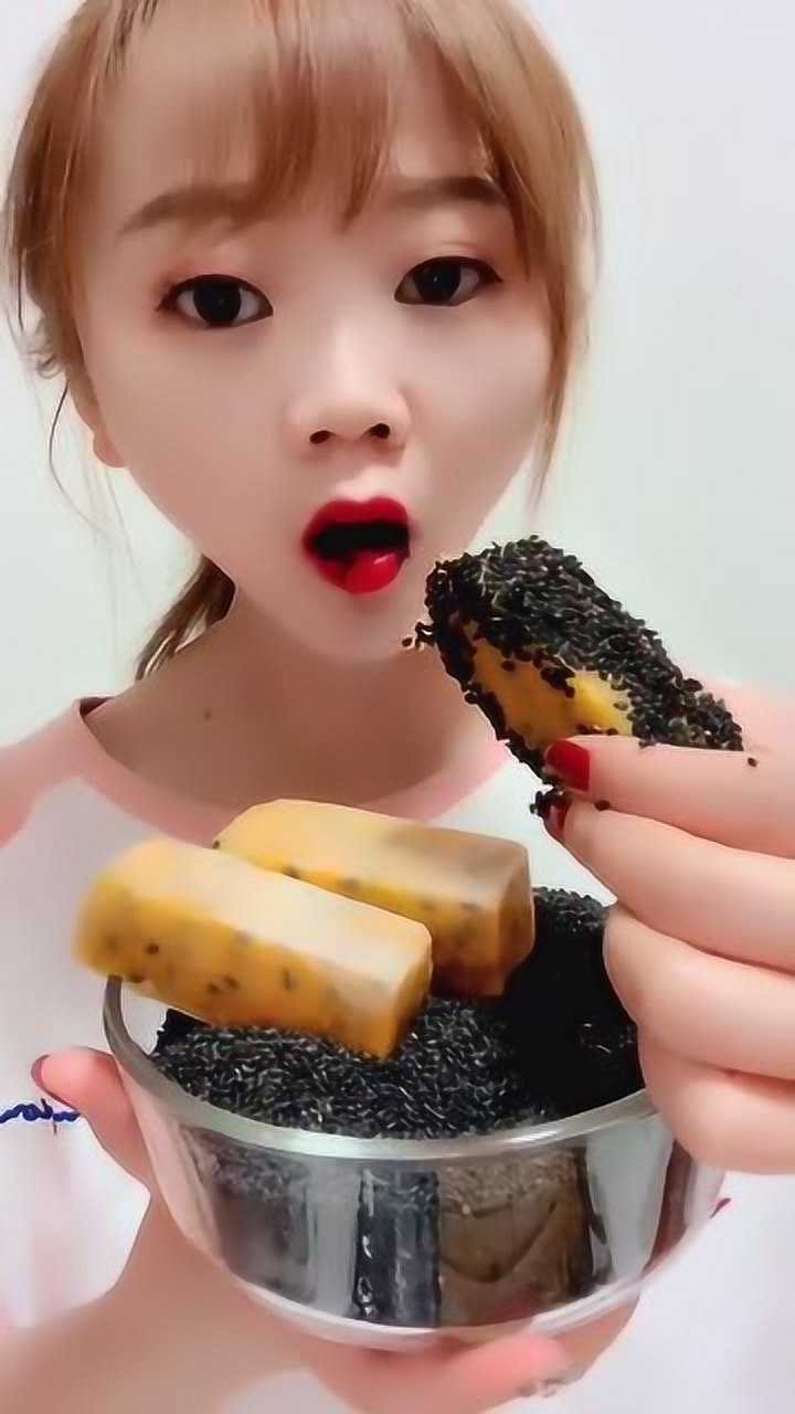 姑娘吃芝麻百香果冰咀嚼声太脆了看着好凉爽啊