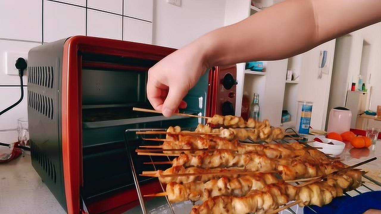小伙在家电烤箱烤肉串做法简单味道不输烧烤店真解馋