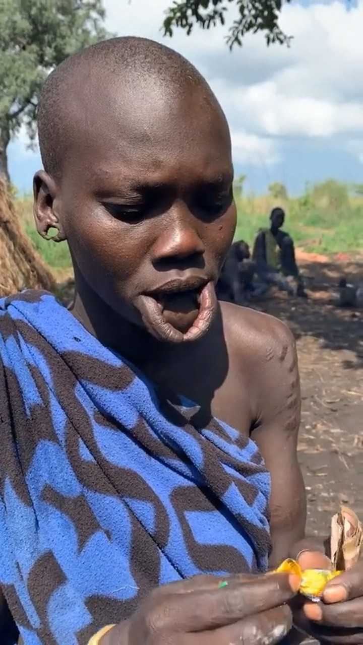非洲原始部落中的女人嘴上必须带个盘子卸掉盘子后嘴巴更恐怖