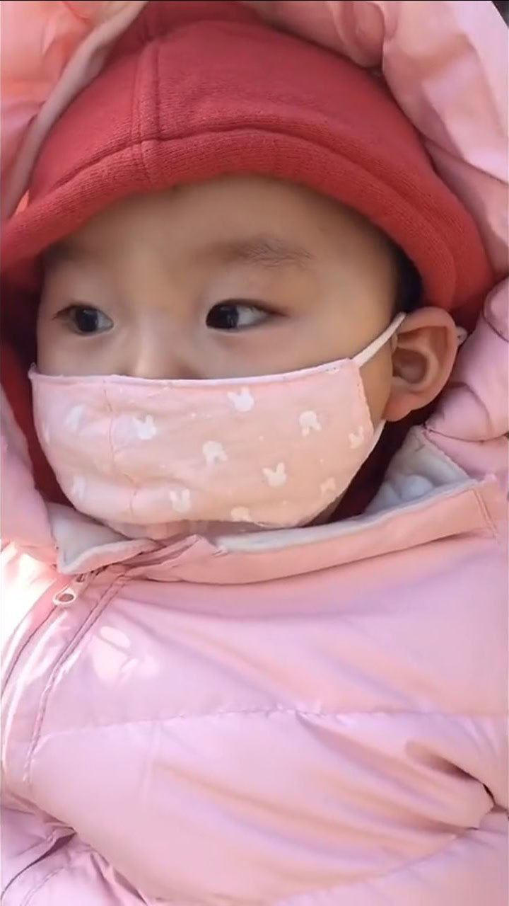 戴了好多天的口罩,今天才发现戴口罩的宝宝嘴巴一直是张着口的.