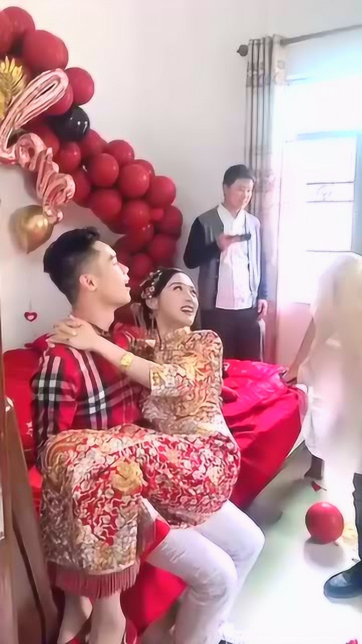 这是伴郎抱新娘,新郎抱伴娘