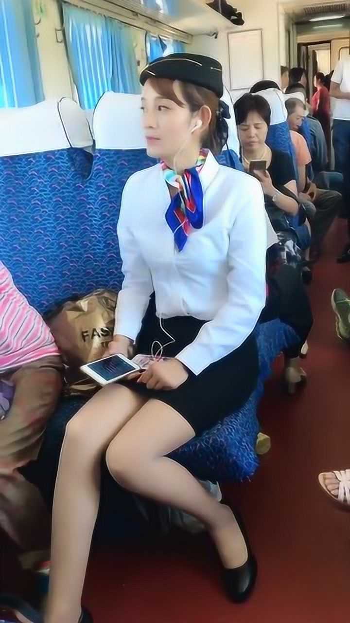 这个列车员美女火了唱歌时节奏真好听的我都想唱了