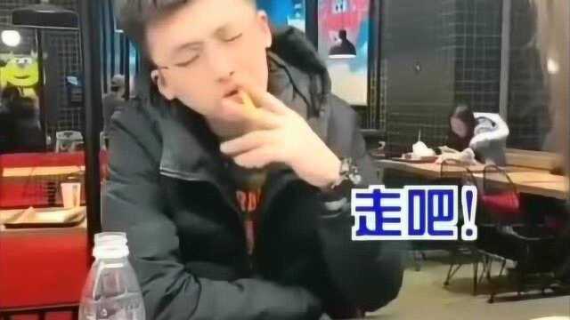 女生:你抽烟吗?男生:抽啊,女生:这姿势够标准的