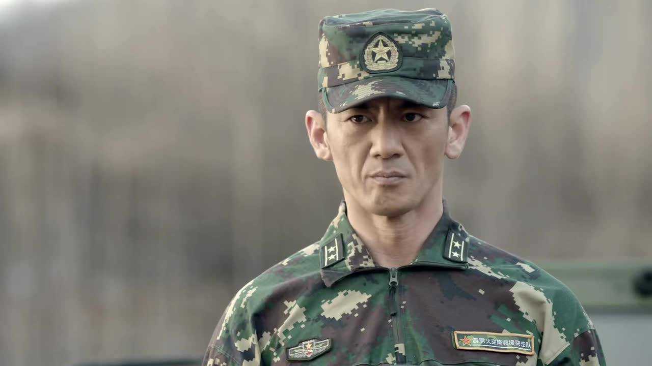 特种兵之霹雳火狗头老高让部下对着特种兵学员开枪007绝境中关心美女