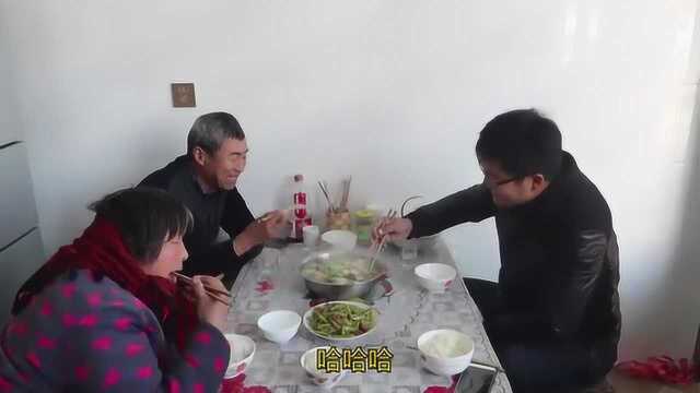 农村小伙用猪膘做一盆杂烩汤,没想到这么好吃,一家人吃爽了