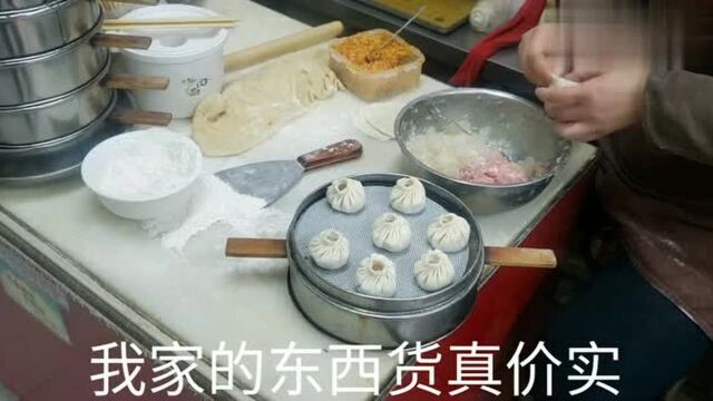 货真价实的一对老夫妻的蟹黄汤包吃法有讲究