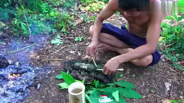 林场大叔独烤叫花鱼,3条大鱼3张荷叶一把黑泥,一个人独吃不在乎