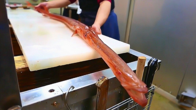日本海鲜料理,分解红烟管鱼做刺身,整条估计几米长,嘴长就占一半