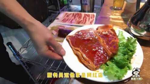 传统京味炙子烤肉，炙子20多斤重、筷子比擀面杖长，站着吃才豪爽