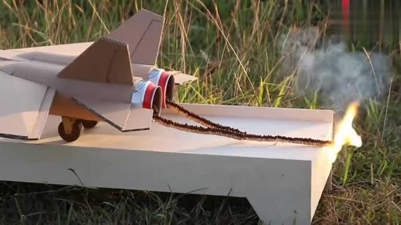 牛人自制飞机也疯狂火柴充当推进剂点火后惨不忍睹