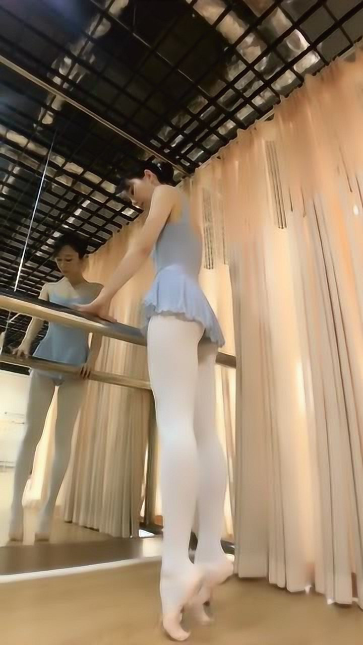清纯唯美芭蕾舞美女老师连裤袜日常形体压腿训练白丝吊带女神美腿写真