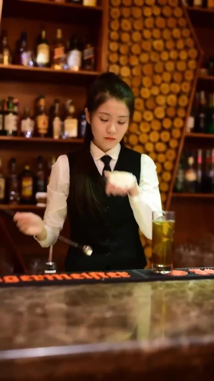 如何调出一杯正宗的长岛冰茶女调酒师演示给你看