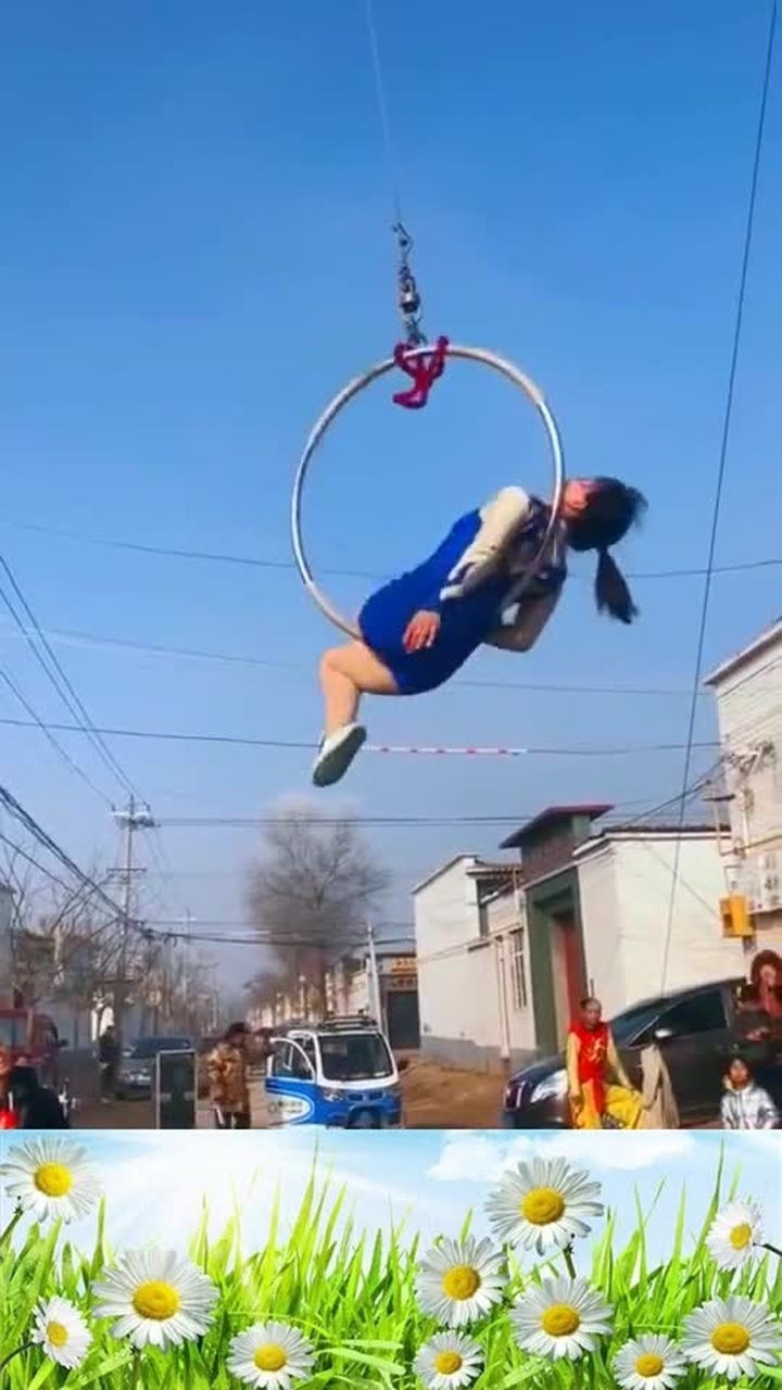 美女表演倒挂金钩,姿势真的太优美了