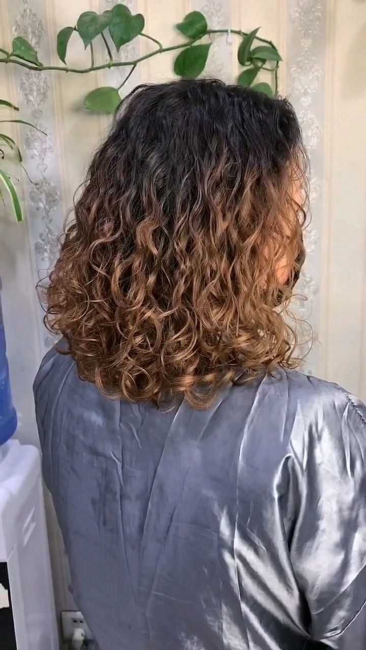 螺旋烫操作流程这个发型特别的显年轻