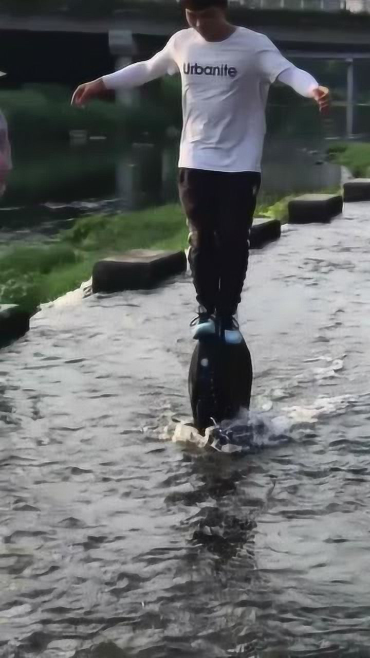 500买来的独轮车,这功能走水路刚好,是不是很拉风?