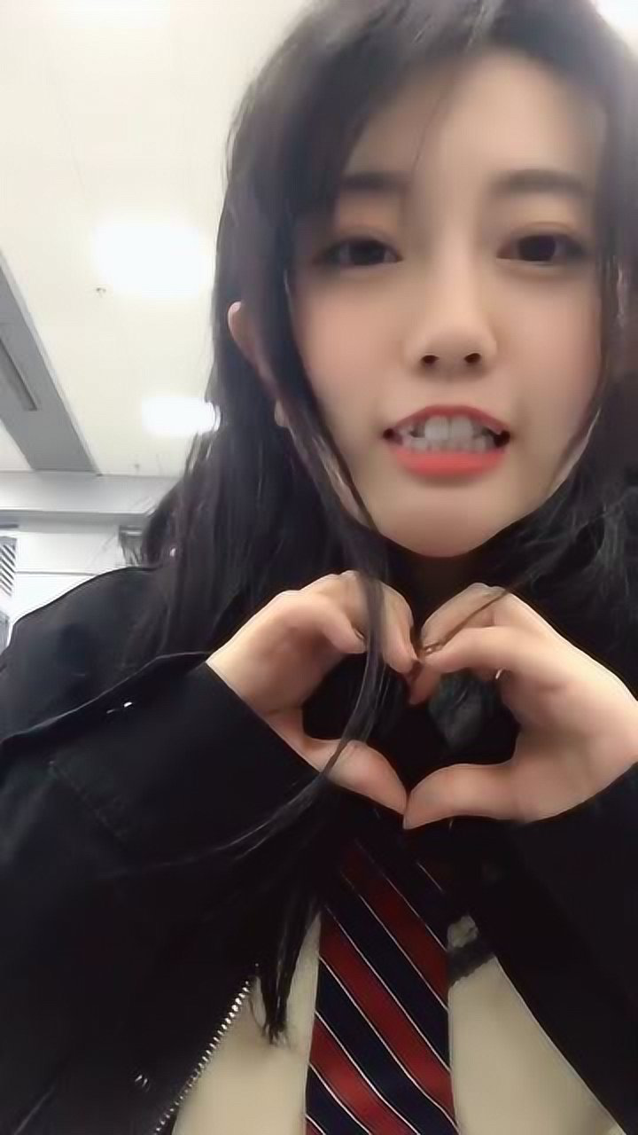 虎牙美女自拍好可爱啊,看到她的笑容我心动了