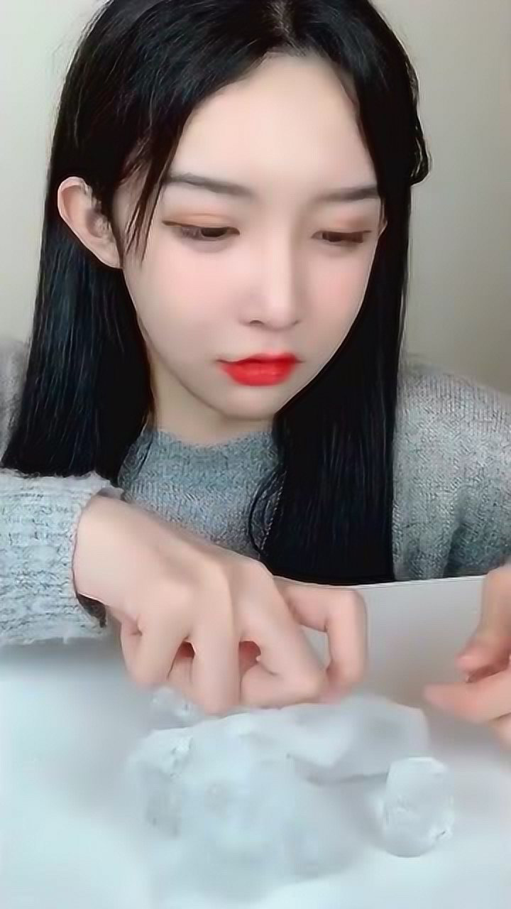女装大佬艾比挑战吃冰块这小表情也太可爱了吧表示心动