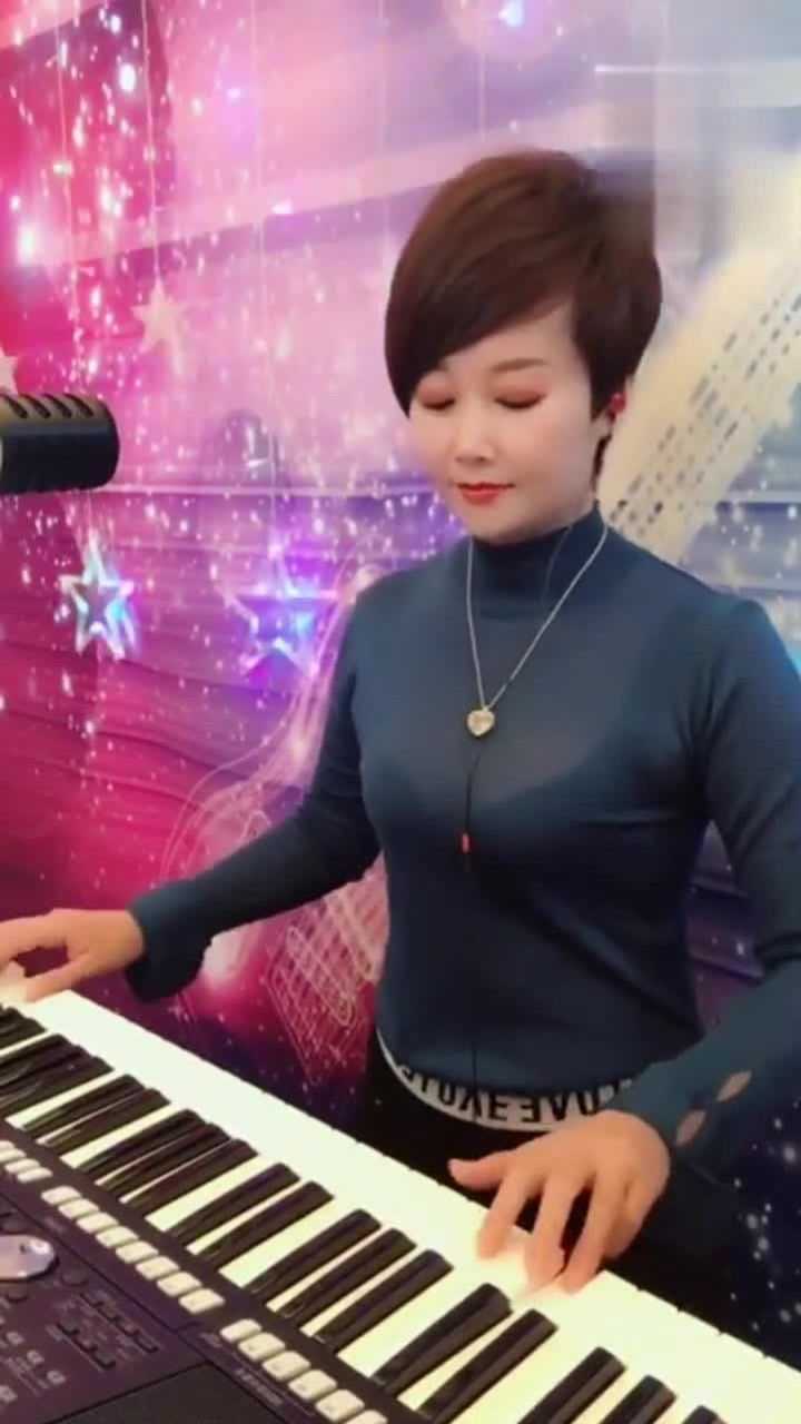 美女电子琴演奏人间第一情曲调悠扬婉转太好听了