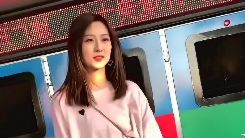 正在等公交车的长发美女没想到居然这样做实在是太会玩了吧