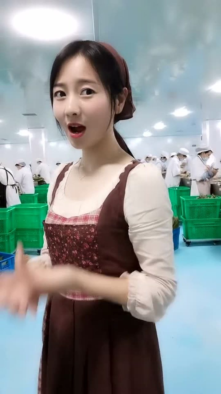 六安美女手势舞表演对面的小姐姐