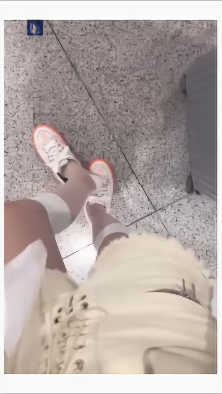 原来小姐姐的脚底这么黑这么脏啊