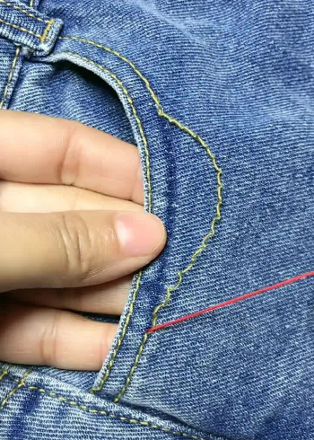 牛仔裤口袋那儿开线了,咱们可以这样缝一下