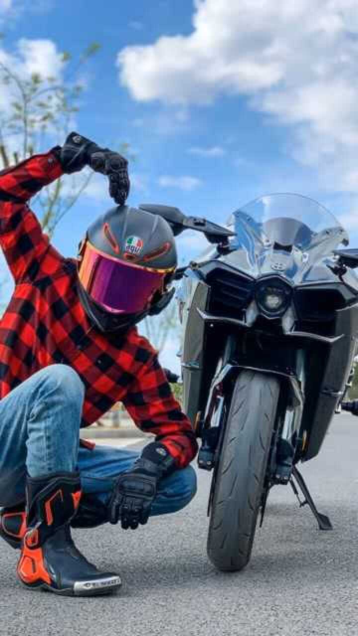 重新认识一下吧,你好我叫机车村长,你们呢?