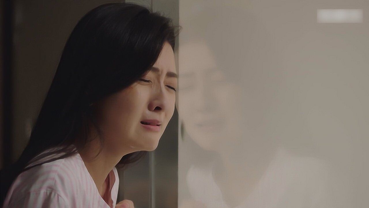 看到这些人抱着孩子开心的样子嘉欣伤心地哭了