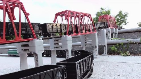 道岔口分线上下两股轨道行驶，火车列车高架立交通行模拟视频