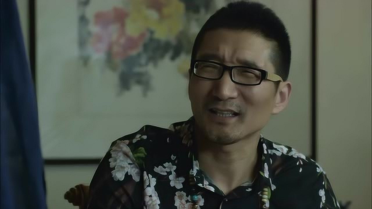 利刃出击这个演员绝对是导演精挑细选的贼眉鼠眼的简直是太到位了