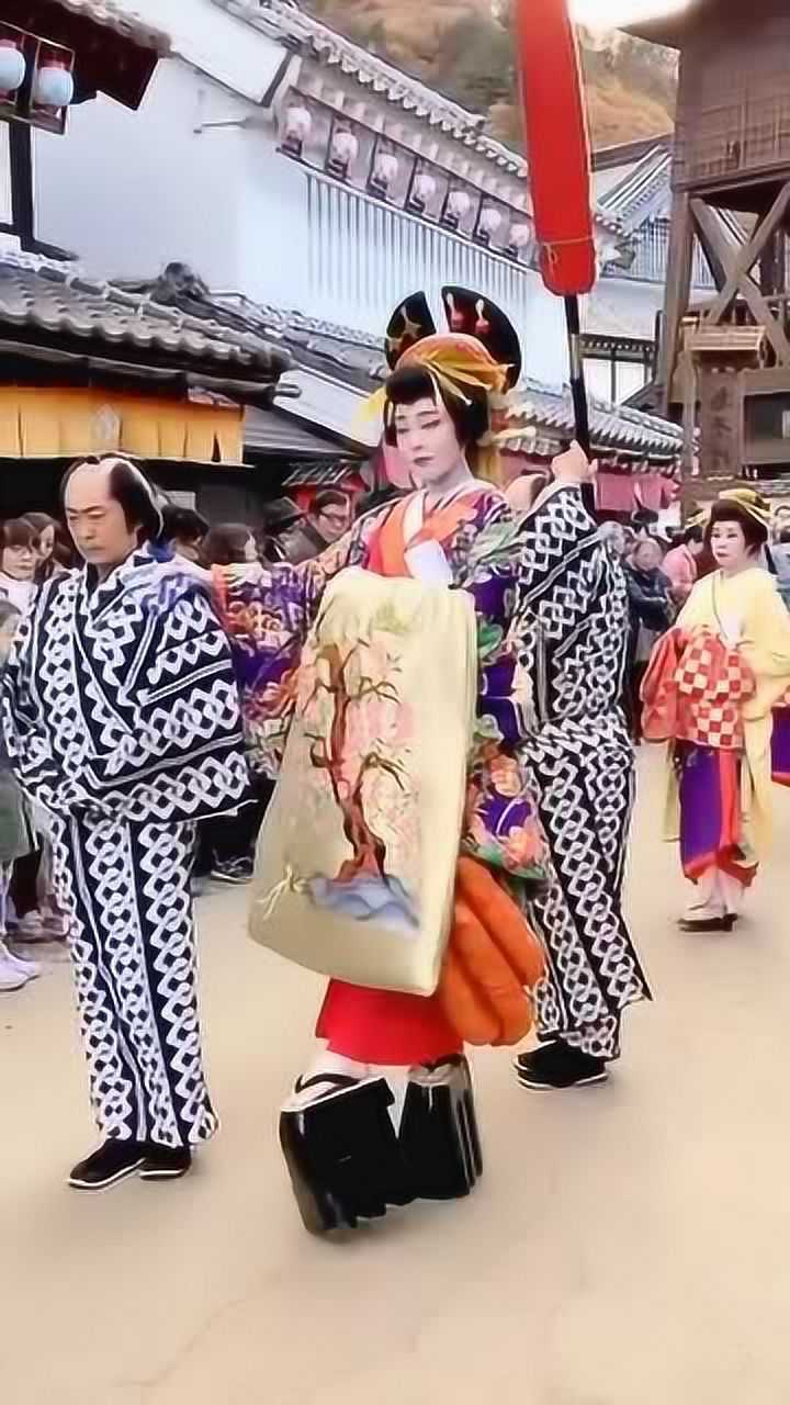 日本风俗文化花魁道中光鞋就有20多公分啊