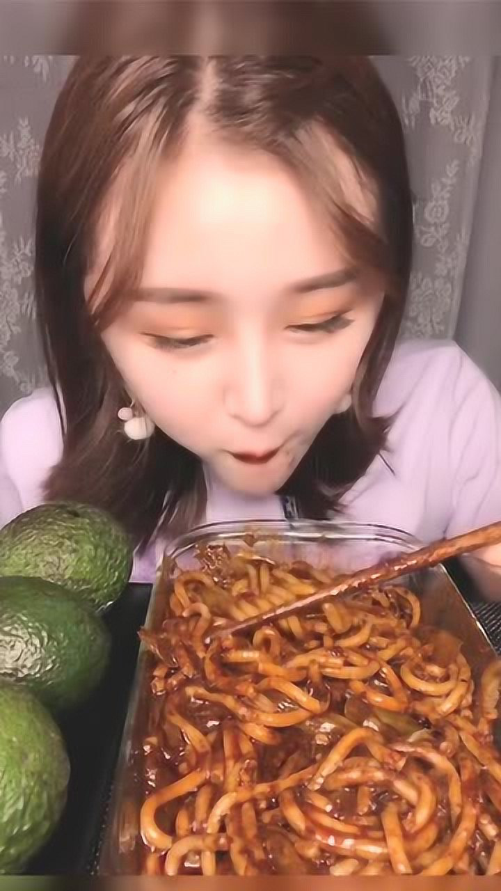 网红吃播美女大口吃炸酱面看着都是一种享受