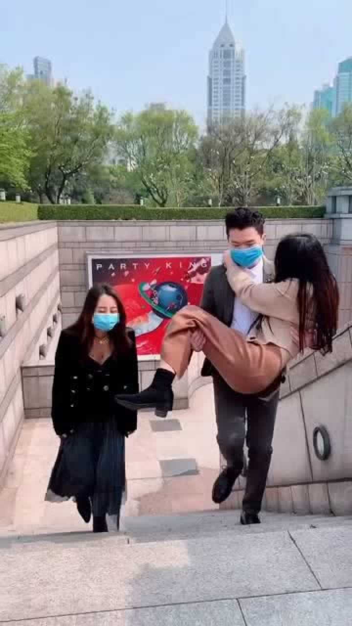 当着女朋友的面哥们却抱起了前女友女朋友却说他做的对