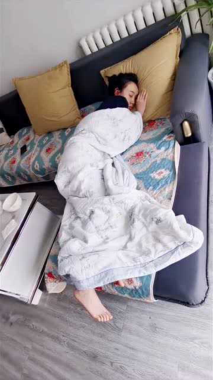 你们的女朋友睡觉时有这么可爱吗?跟狗子动作一样