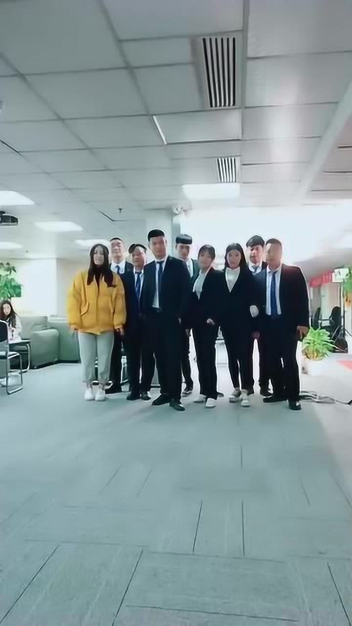 三江锅团队全部穿西装这是准备做什么呢