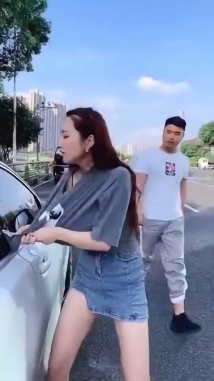 哎呦我去,美女,我不是故意把你衣服扯烂的!