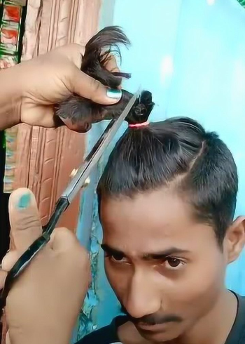 印度人自己剪头发,扎起小辫子直接剪,学到了!