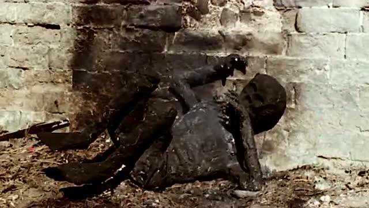 黄河绝恋中的虐心镜头,看到这烧焦的遗体,我们有什么资格提"原谅"?