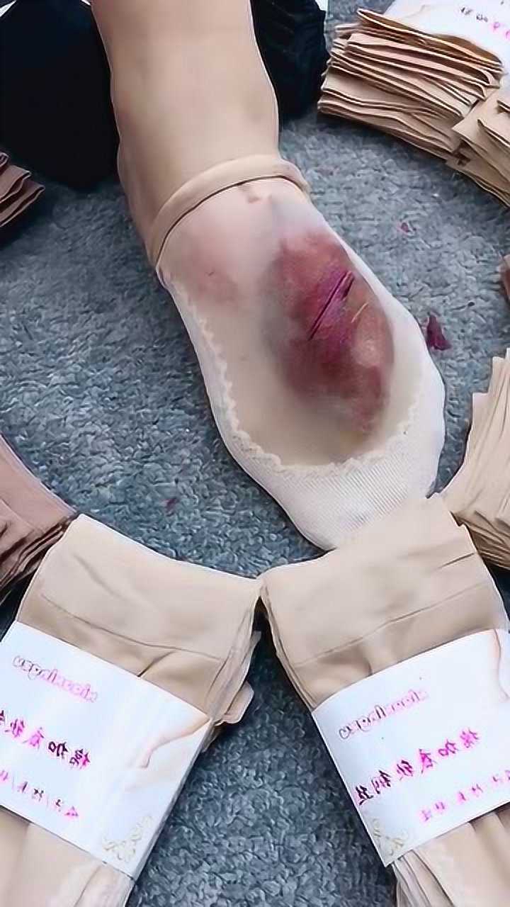 美女下手真狠,卖个丝袜,差点把自己的脚砍了!