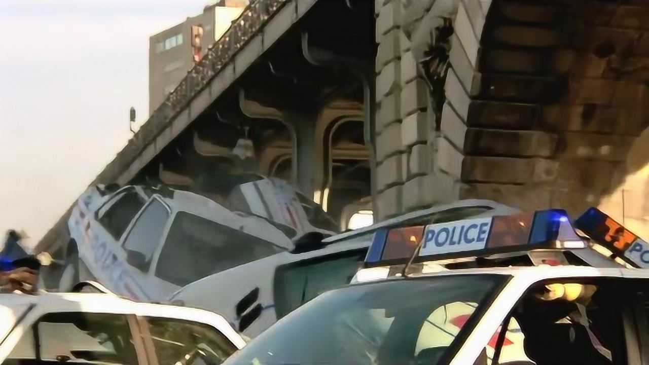 的士速递2警车叠堆现场情侣坐在一旁竟如此淡定警察下车竟面带笑容