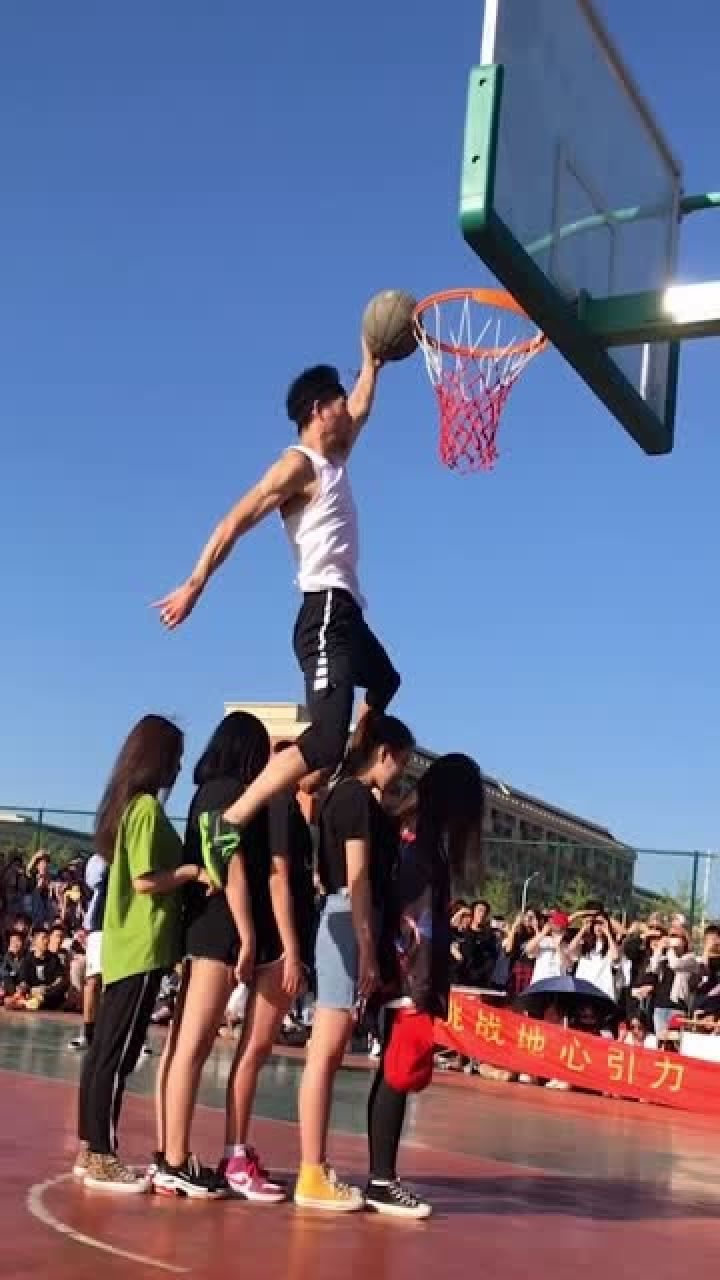 陈登星打篮球就是这么丝滑跨越五个妹子轻松扣篮但你还是需要道歉