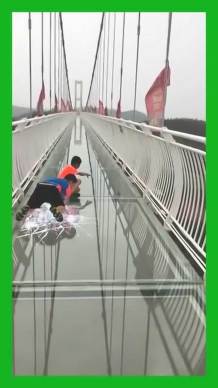 玻璃栈道突然裂开等反应过来的时候才知道是特效