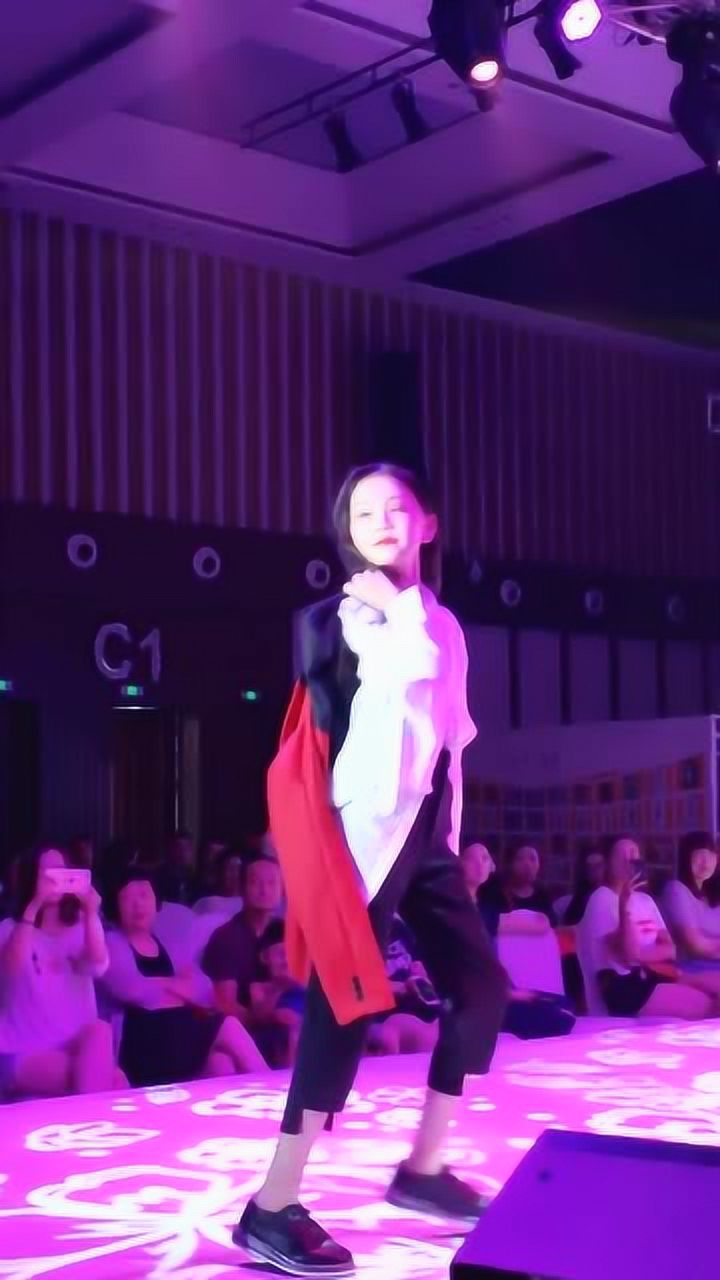 宋小睿t台走秀最后甩衣的动作帅炸了酷酷的女孩惹人爱