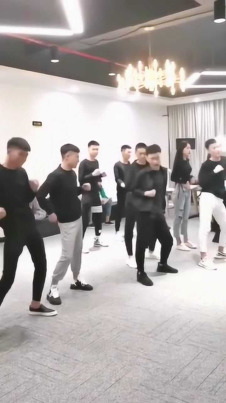 东北另一大特色精神小伙蹦野迪看到他们躲得远远的