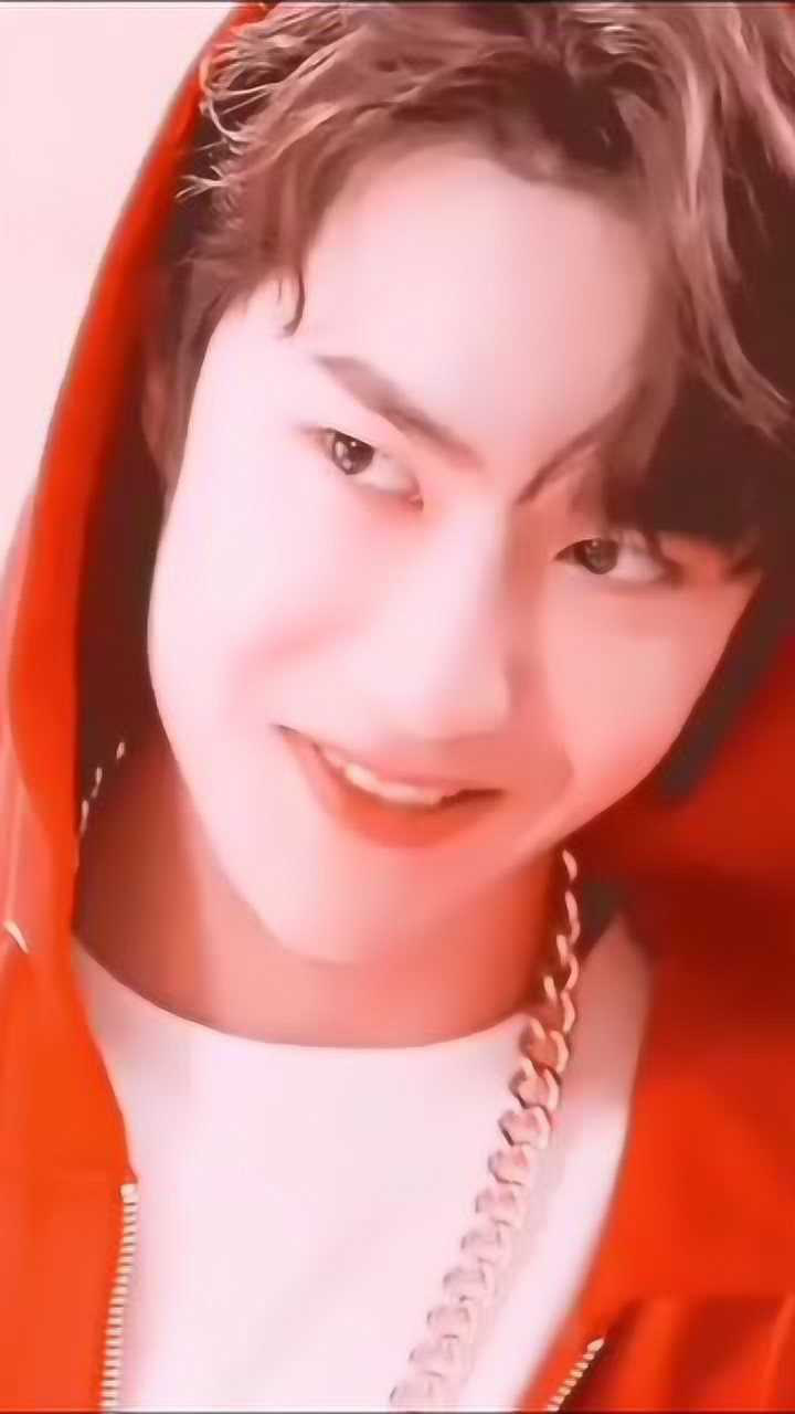 王一博:红衣服那个笑简直了,我觉得眼前好闪!