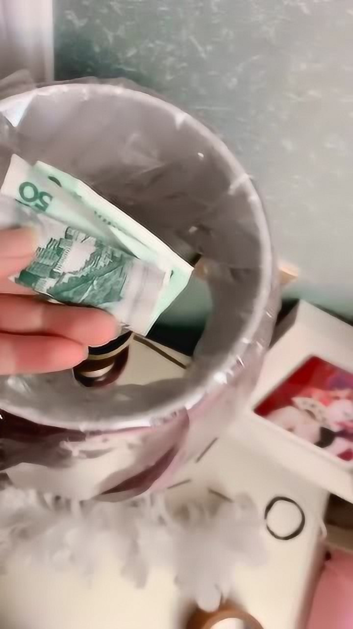 趁老公睡着了整蛊一下他让他把私房钱给交出来最后尴尬了