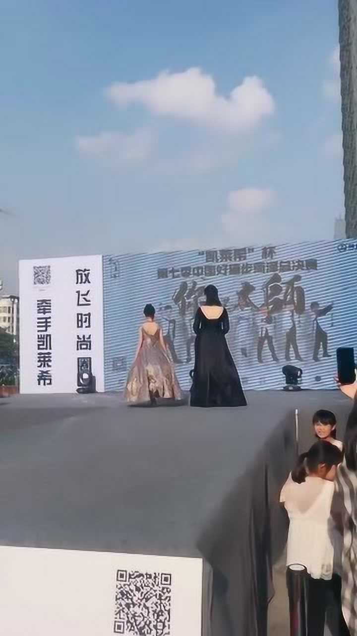 宋小睿和家长的亲子秀,看这统一的动作,真是太有范了