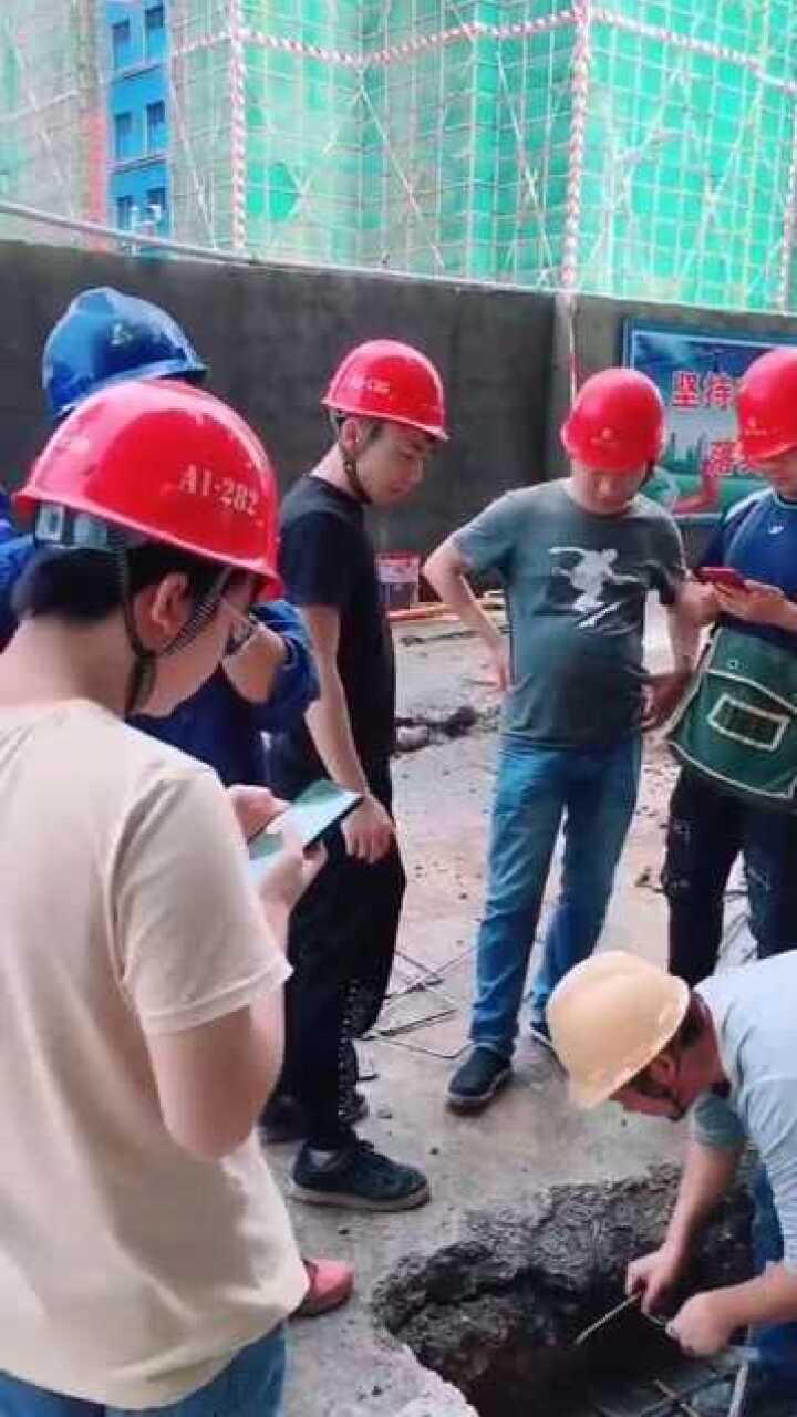 黄帽子干红帽子看蓝帽子转白帽子说了算一人干活十人看