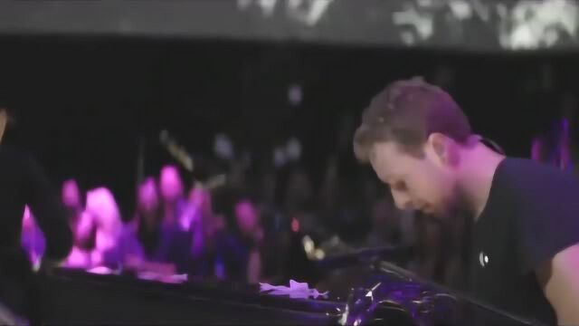 Coldplay经典的旋律响起,瞬间点燃全场歌迷的热情!