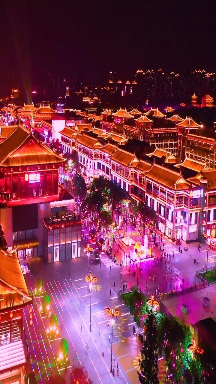 大唐不夜城历史上的西安曾有无数的王朝在这里建都